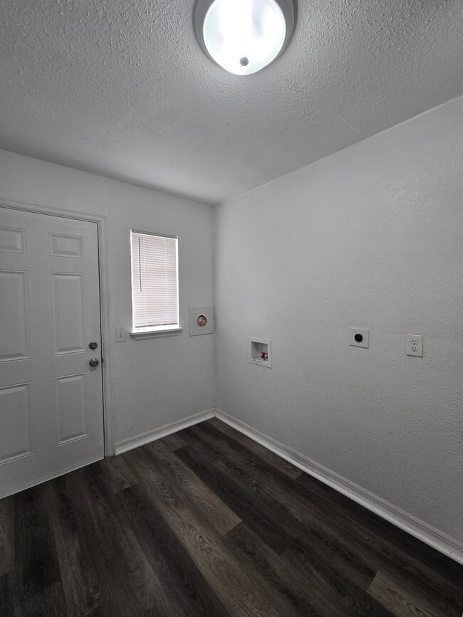 Building Photo - 722 S Hunter