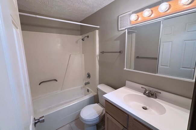 Building Photo - 407 Parker St