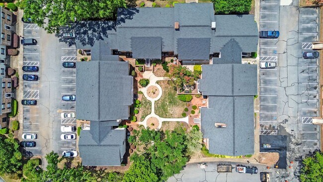 Building Photo - Prime Greenville Location! 3BR Ground Floor Condo in Gated Community