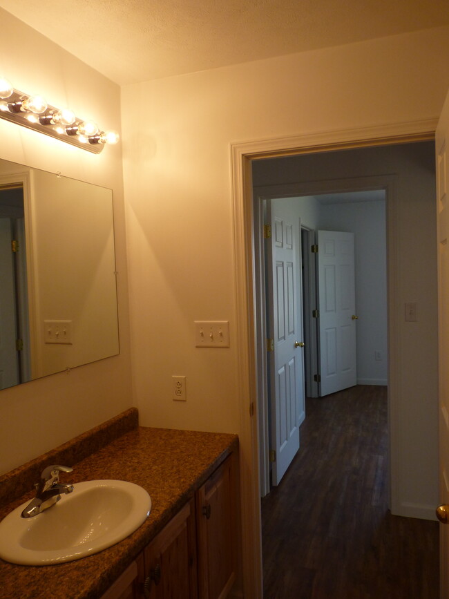 Centrally located full bath - 1190 Ross Ave