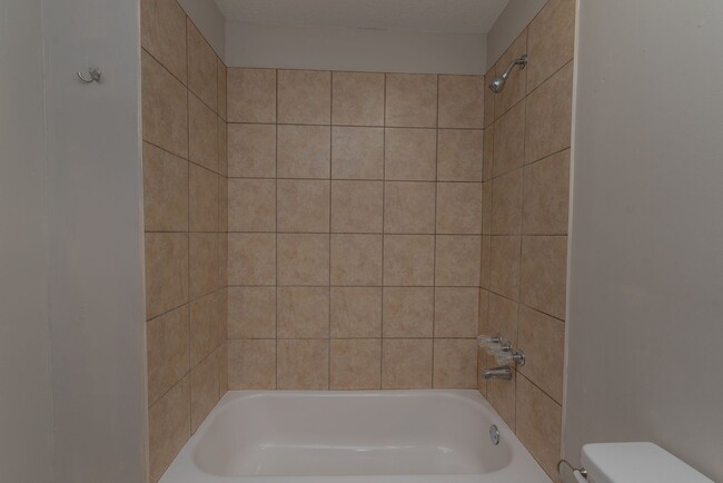 Building Photo - 4 bed/2 bath single-family home for lease ...