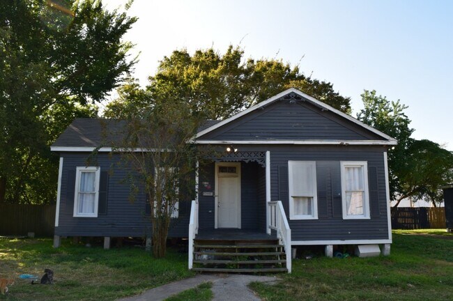 Primary Photo - 815 6th Ave N