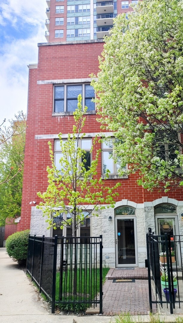 Primary Photo - 331 E 17th St