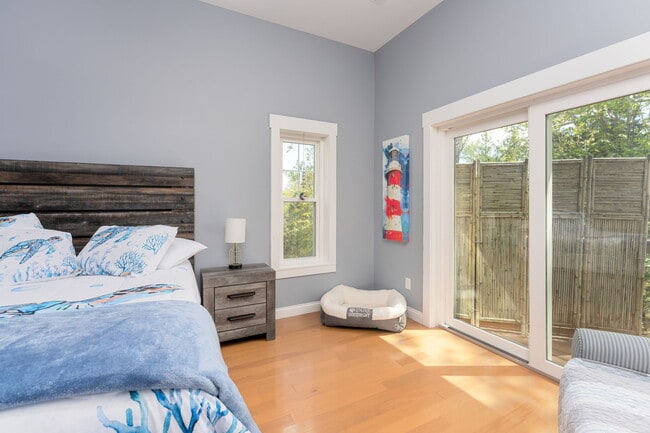 Building Photo - 211 Lewis Dr