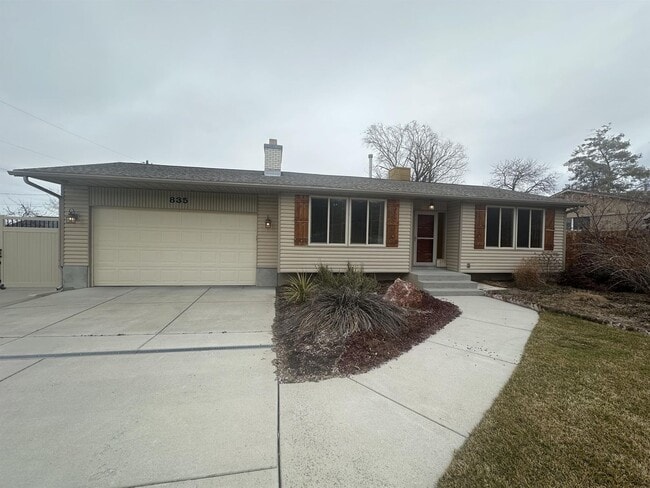 Building Photo - Cute country home available!