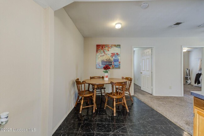 Building Photo - Charming & Unique 4 Bedroom