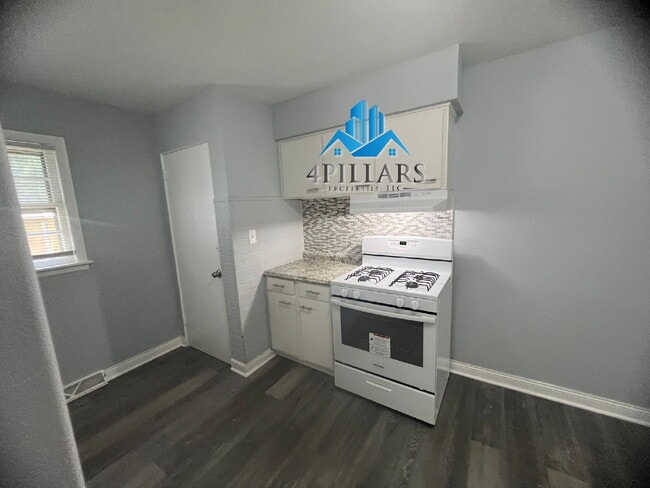 Building Photo - "Charming 2-Bedroom Gem with Finished Basement & Gleaming Hardwood Floors in Hammond!"