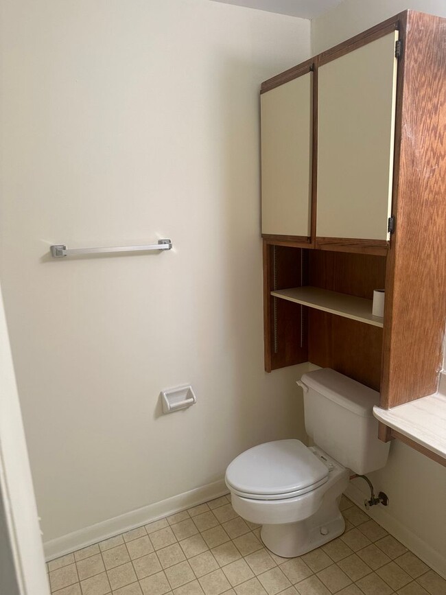 Building Photo - West End Condo--Great Location!