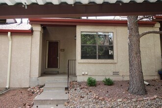 Building Photo - Adorable 2bdrm 1 bath townhome in Desirabl...