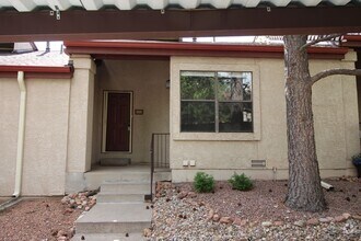 Building Photo - Adorable 2bdrm 1 bath townhome in Desirabl...