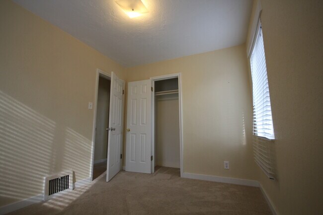 Building Photo - 3 Bedroom Duplex with Lovely Backyard(Upstairs)