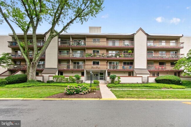 Building Photo - 7400 Lakeview Dr