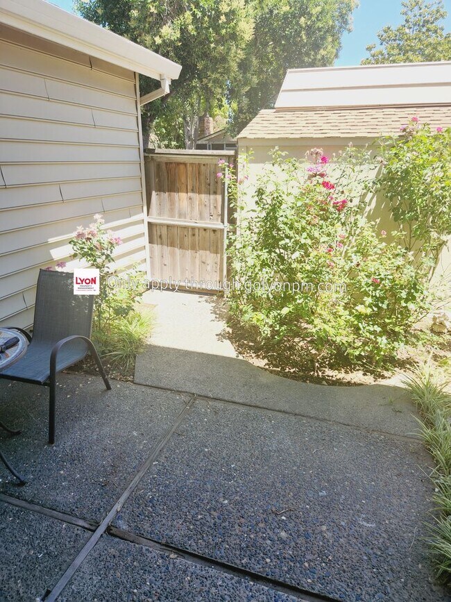 Building Photo - Spacious Townhome Available Now!