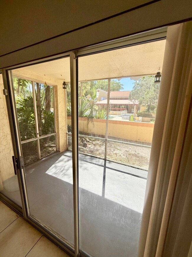Building Photo - 968 Coral Club Dr