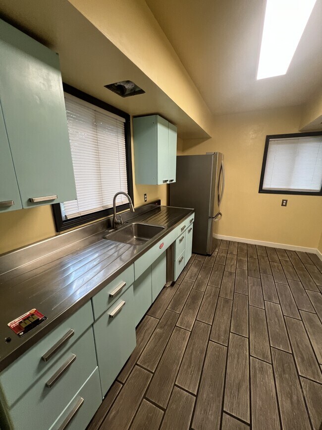 Building Photo - 2217 Madera Rd