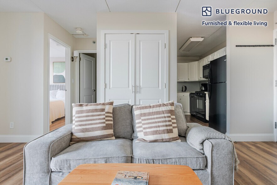 Building Photo - 812 Memorial Dr