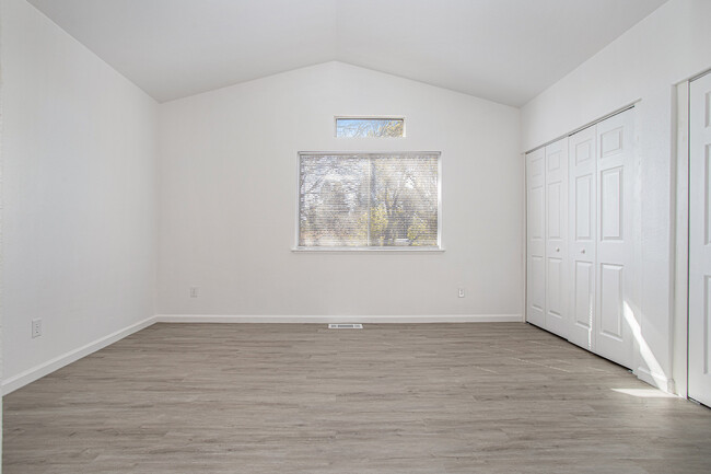 Building Photo - 390 Zachary Dr