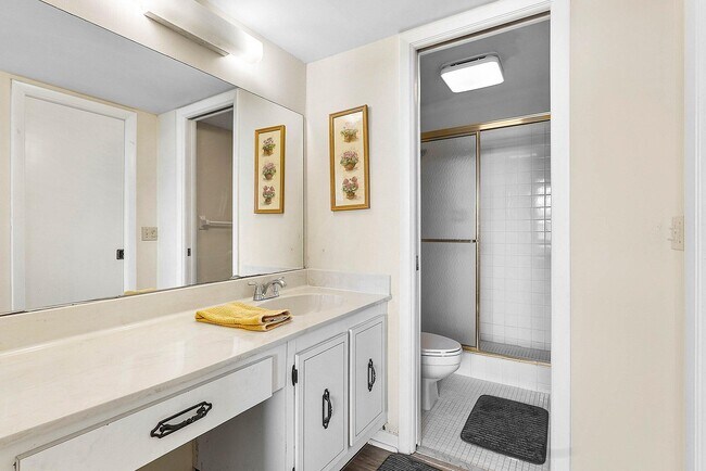 Building Photo - 931 Gardenia Dr