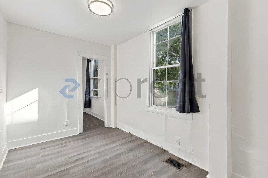 Building Photo - Unit