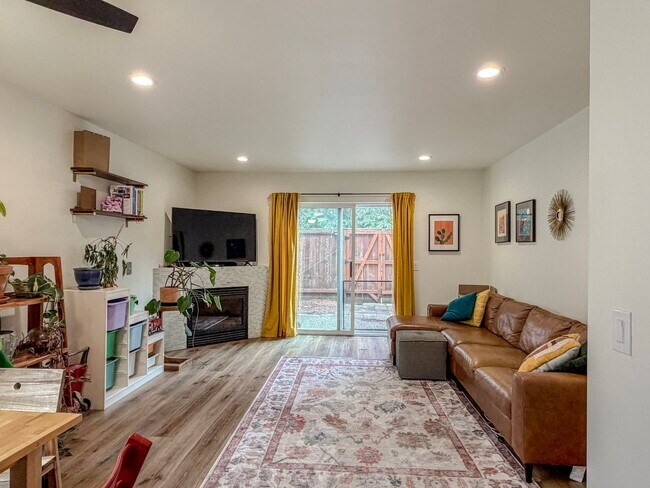Building Photo - 2 bed/2.5 bath Townhome with Bonus Loft Space in North Seattle, $2,800/mo.