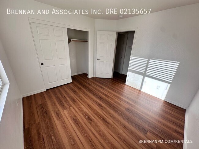 Building Photo - 3 bed, 2.5 bath Townhome, 2 Car Garage, Ea...