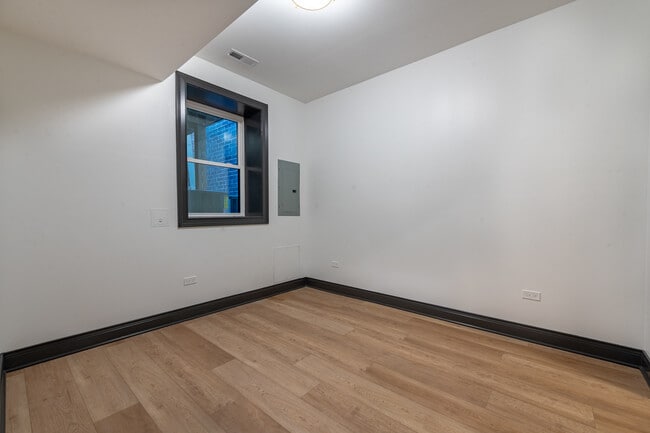 Building Photo - 28 N Throop St