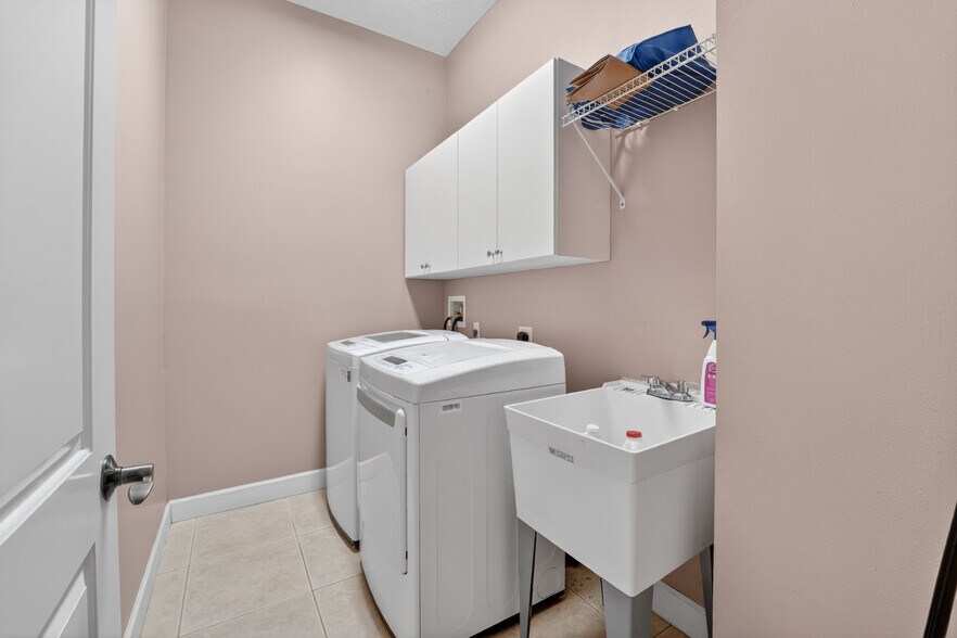 Building Photo - 854 SW Saint Tropez Ct