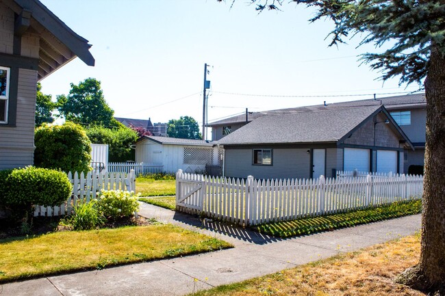 Building Photo - 4 Bedroom, 2 Bathroom House in Lynden with Fenced Yard