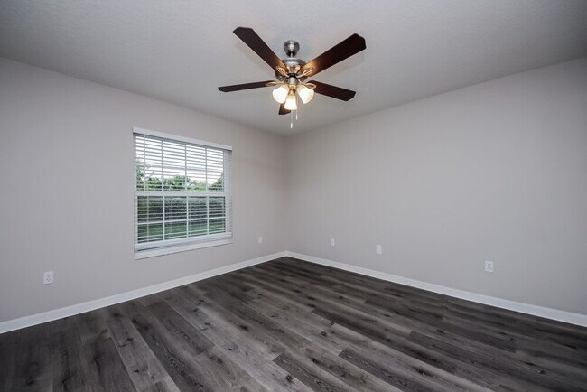 Building Photo - 35123 Queens Way