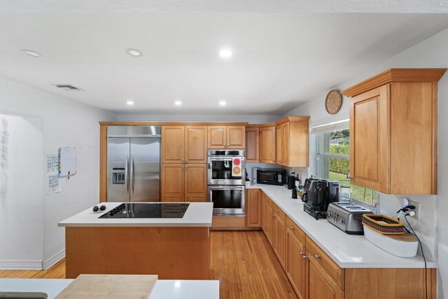 Building Photo - 1425 Trillo Ave