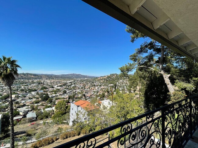 Building Photo - Gorgeous 5 Bed House - Amazing View!