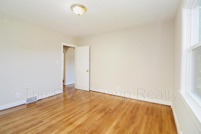 Building Photo - 4607 Bassett Ave