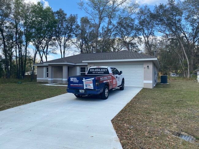 Building Photo - *** NOT AVAILABLE TO SHOW TILLL MID APRIL *** Custom Home - Desirable SE Ocala Neighborhood 3/2/2...