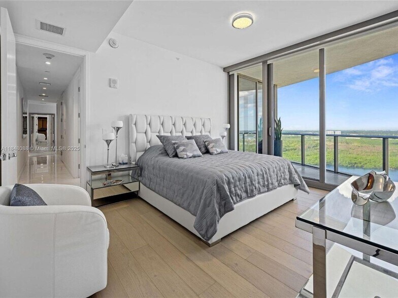 Building Photo - 15701 Collins Ave