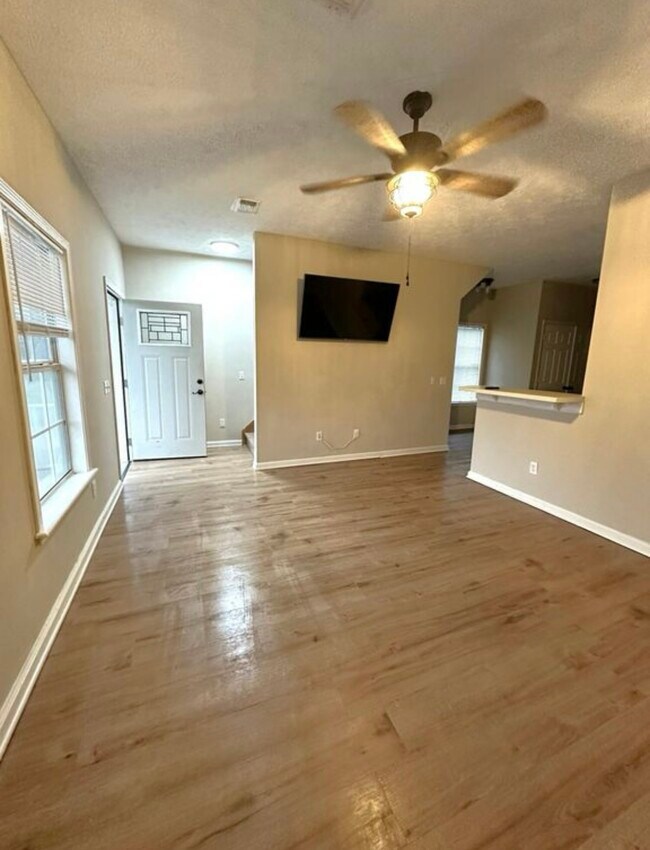 Building Photo - 105 Tomlinson Dr