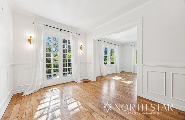 Building Photo - Charming Broadmoor Historic Farmhouse on a...