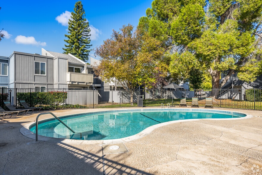 Primary Photo - The Grove Apartments