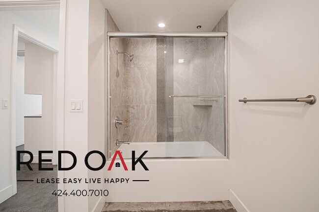 Building Photo - 453 S Kenmore Ave