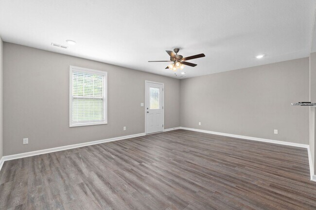 Building Photo - Two Bedroom with Garage on Exit 11!