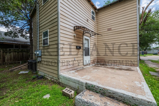 Primary Photo - 2147 N Park Pl