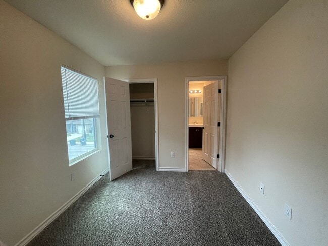 Building Photo - Townhome for rent
