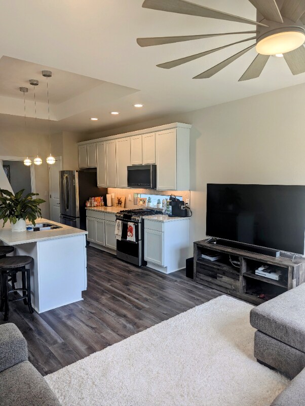 Building Photo - 957 W 12th Ave