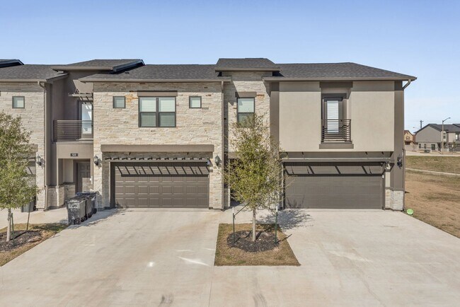 Building Photo - 4/4.5 in Pershing Pointe Townhomes! Availa...
