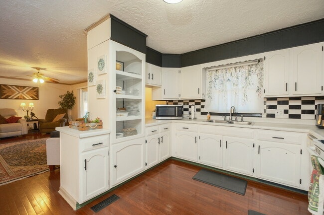 Building Photo - 104 Cheyenne St