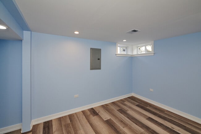 Building Photo - 8544 W Roseview Dr