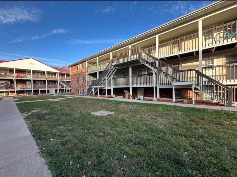 Building Photo - 2430 Muscatine Ave