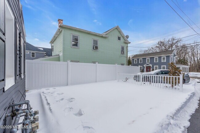 Building Photo - 12 Main St