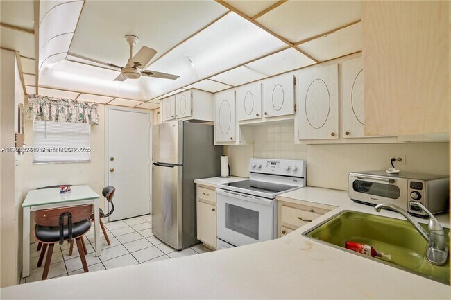 Building Photo - 1680 NE 191st St