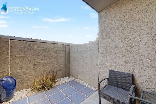 Building Photo - Charming 2-beds, 2-baths ground-level condo nestled in the highly desirable Woodglen Square commu...