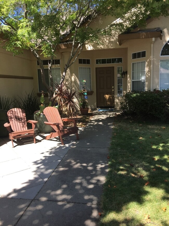 Building Photo - 4x2 Single Story in Great Location!